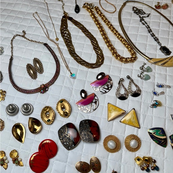 Lot Of 128 VINTAGE TO NOW JEWELRY w/ Marked Pieces Necklaces Earrings,etc HUGE - Picture 4 of 12